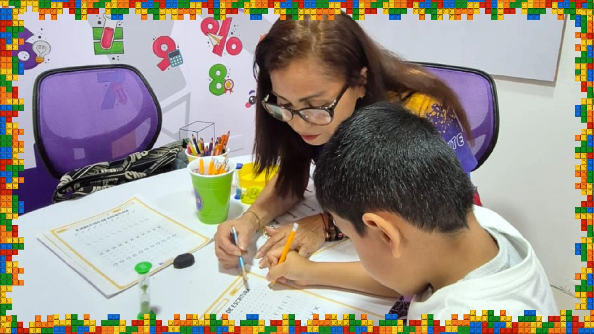 Estudiante recibiendo asesoría académica personalizada en Kídea